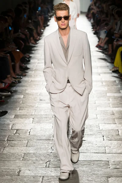 Look 37
